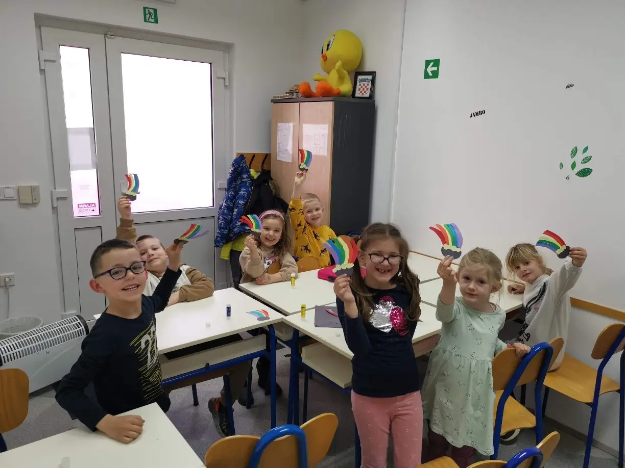 Grupa djece na radionici